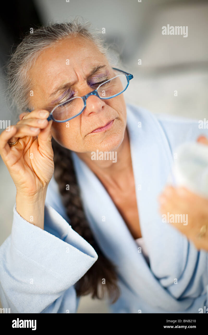 Frau mit Brille zu betrachten, container Stockfoto