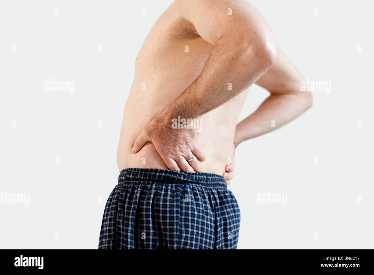 Mann mit Rückenschmerzen Stockfoto