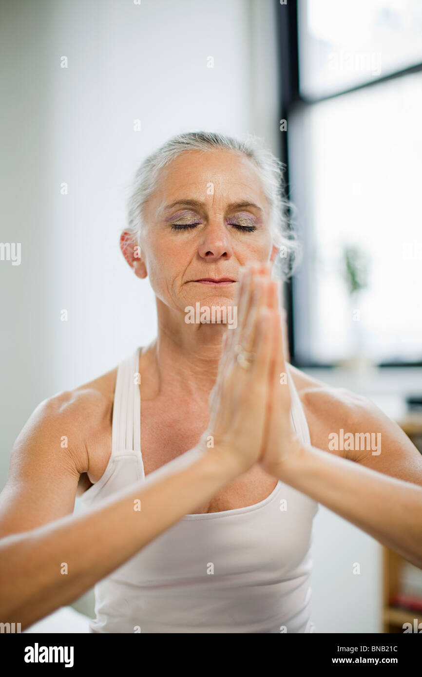 Reife Frau praktizieren yoga Stockfoto