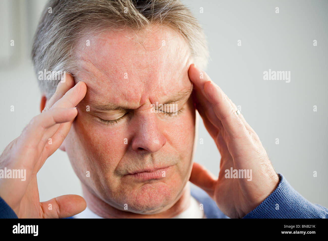 Mann mit Kopfschmerzen Stockfoto