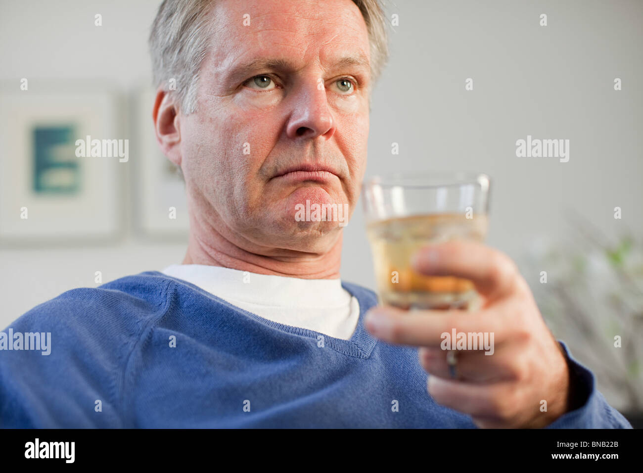 Mann mit Glas whisky Stockfoto