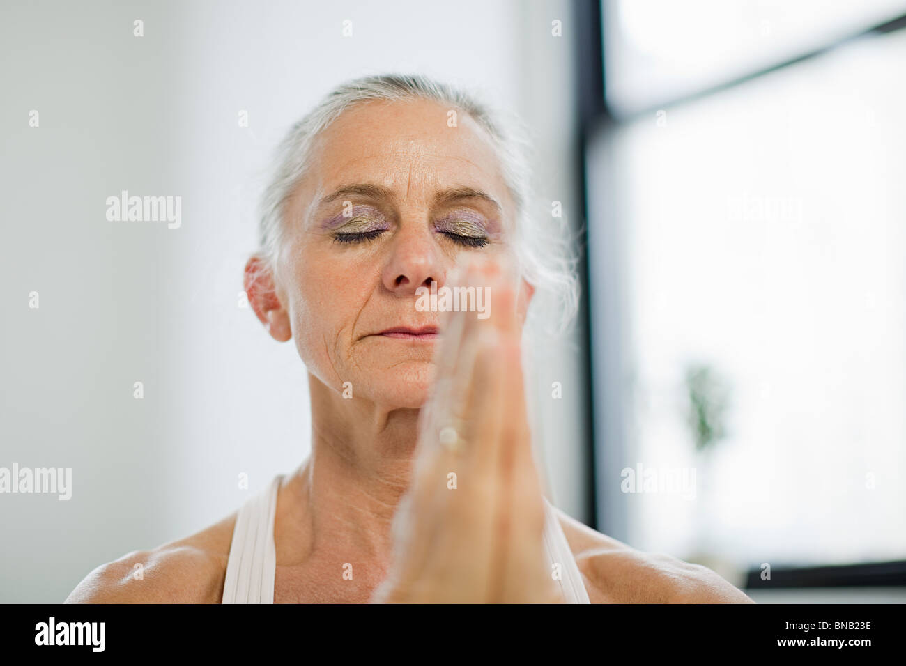 Reife Frau praktizieren yoga Stockfoto