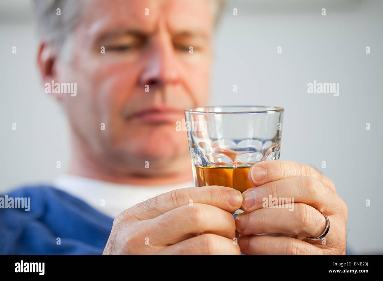 Mann mit Glas whisky Stockfoto