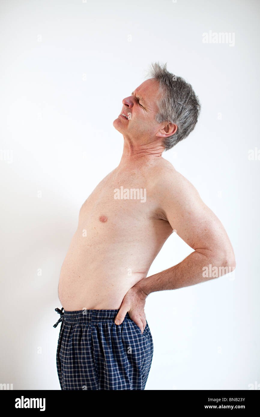 Mann mit Rückenschmerzen Stockfoto