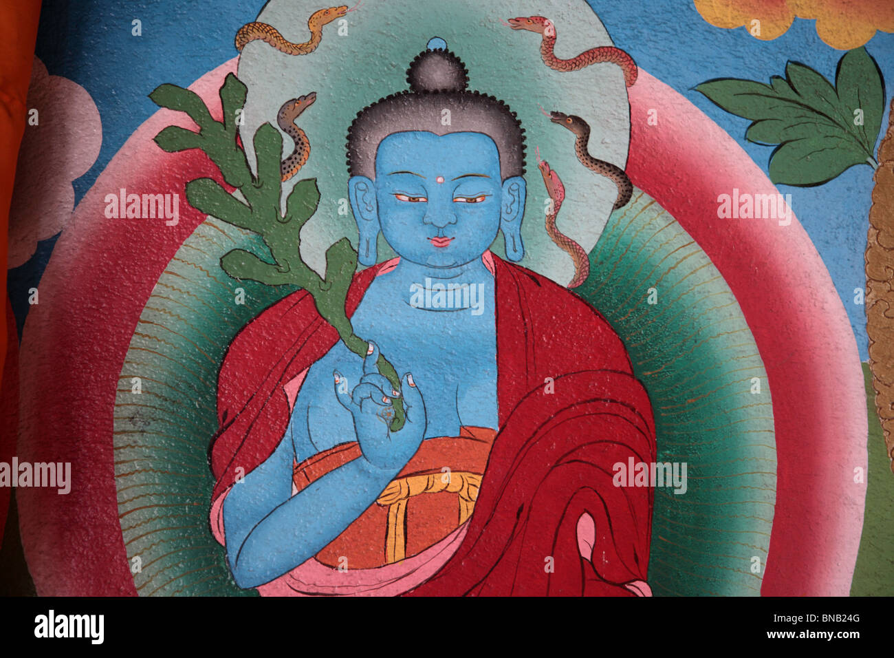 Detail eines Wandbildes eines blauen Buddha im Phodang Kloster in Sikkim in der Nähe von Gangtok, Nordindien. Stockfoto