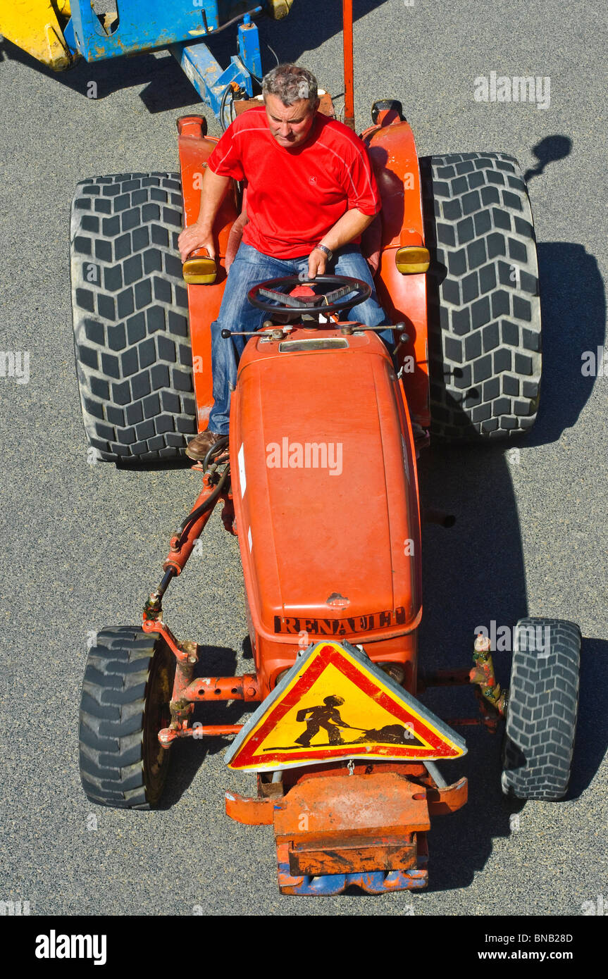 Alten Renault-Traktor von Rathaus - Frankreich verwendet. Stockfoto