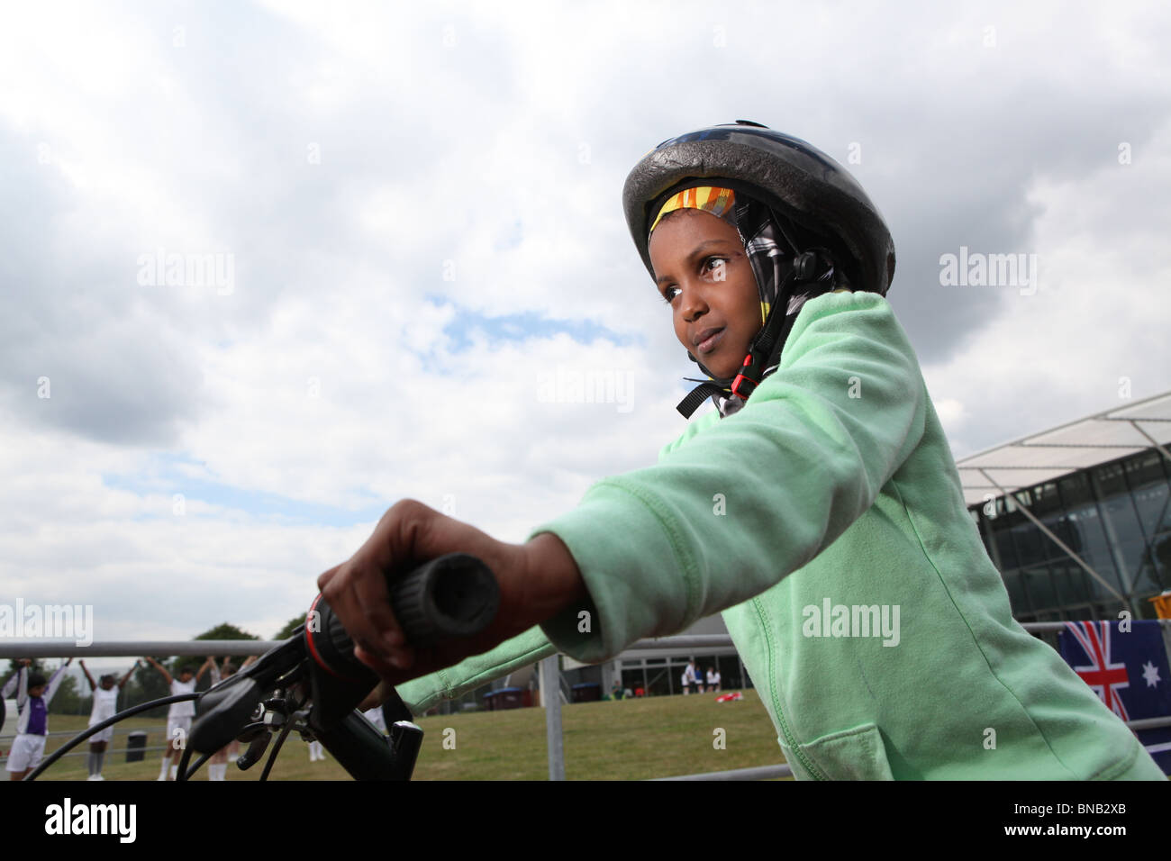 ein kleines Kind wird lernen, mit dem Fahrrad in eine Schulung in der Enfield-Leichtathletik-Stadion Stockfoto