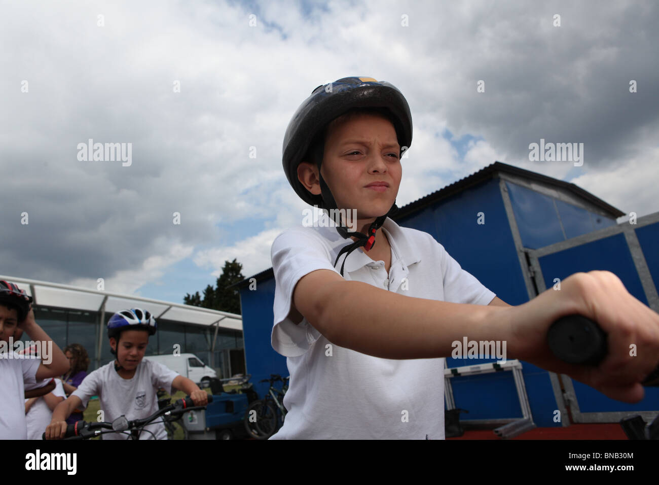 ein kleines Kind wird lernen, mit dem Fahrrad in eine Schulung in der Enfield-Leichtathletik-Stadion Stockfoto