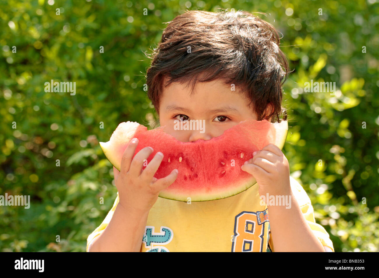 Junge Wassermelone essen Stockfoto
