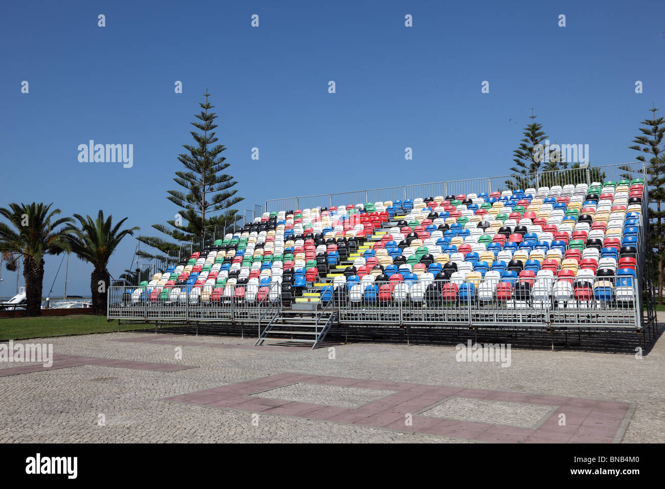 Plastikstühle auf ein open Air Kino in Portugal Stockfoto