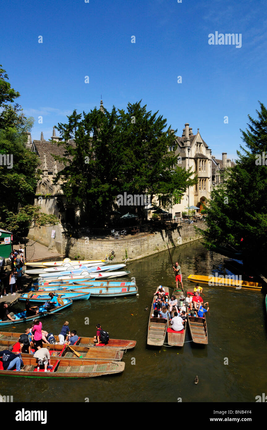 Punts und Ruderboote zu mieten von Magdalen Bridge, Oxford, England, UK Stockfoto