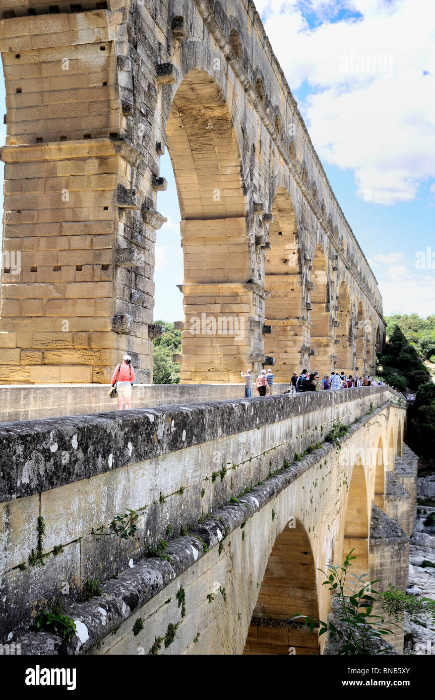 Pont du Gard, berühmte römische Aquädukt in der Nähe von Nimes, UNESCO-Weltkulturerbe. Stockfoto