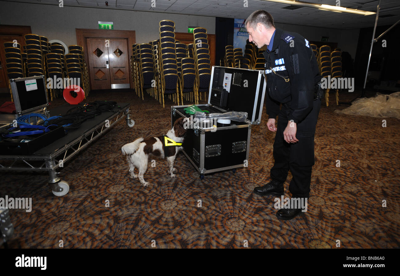 Sussex Polizist und explosive Suchhund überprüfen Sie Elemente im Metropole Hotel vor der konservativen Frühjahrskonferenz Stockfoto