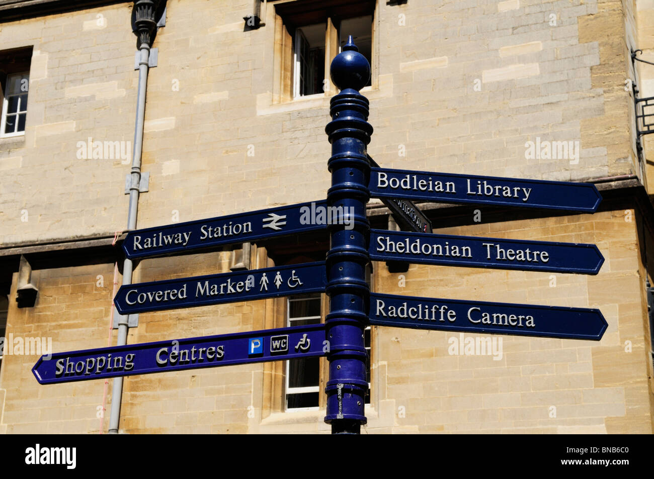 Wegweiser zu den touristischen Attraktionen in Oxford, England, UK Stockfoto