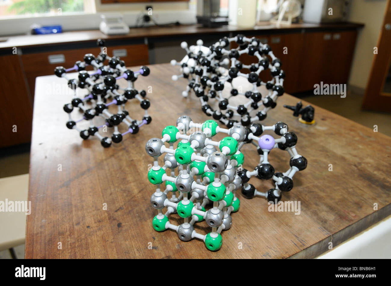 Grünen und schwarzen Kunststoff molekulare geformten Kugeln in einem Schullabor Wissenschaft auf Holzbank in einem Chemie-Unterricht verwendet Stockfoto