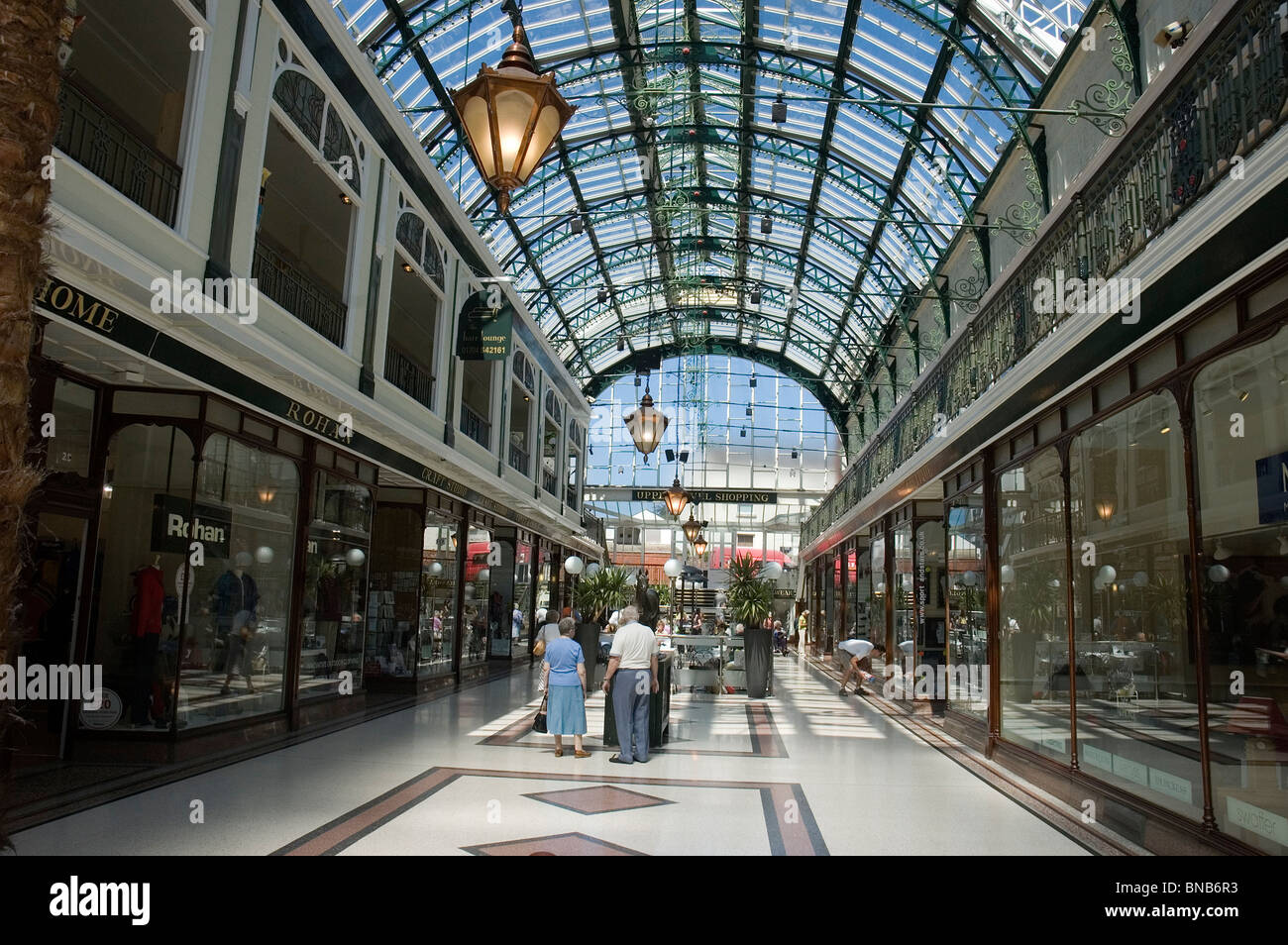 Wanderer, die Shopping Arcade-Southport Stockfoto