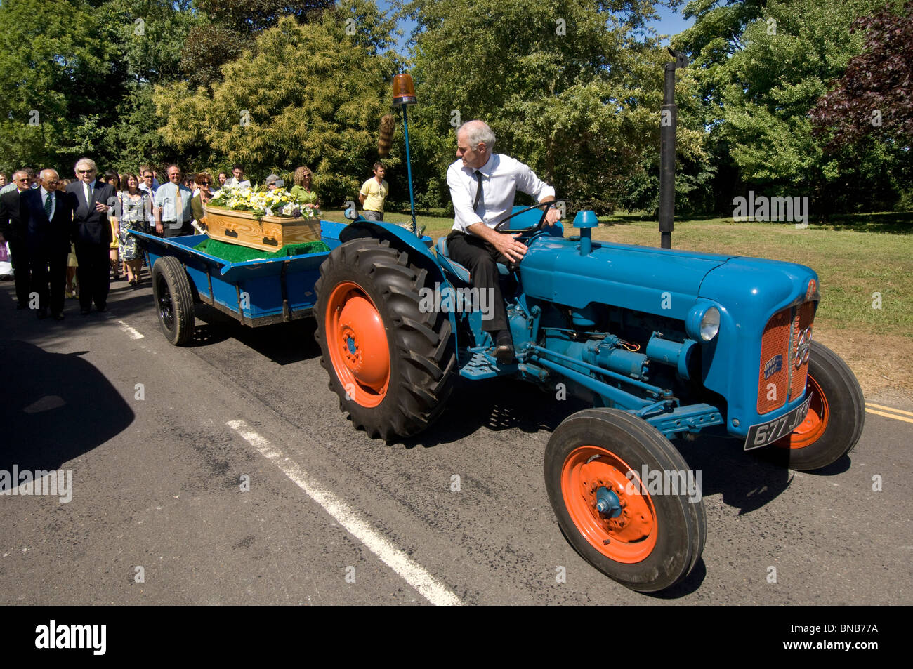 Ein Jahrgang 1960 Fordson Dexta Traktor zieht den Sarg in einem Dorf Beerdigung Porcession in Falmer, Sussex, England UK. Stockfoto