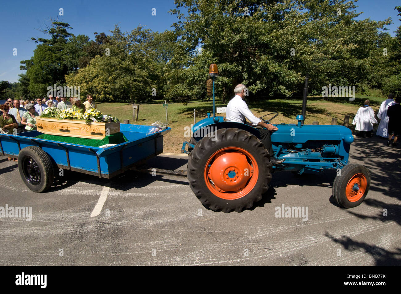 Ein Jahrgang 1960 Fordson Dexta Traktor zieht den Sarg in einem Dorf Beerdigung Porcession in Falmer, Sussex, England UK. Stockfoto