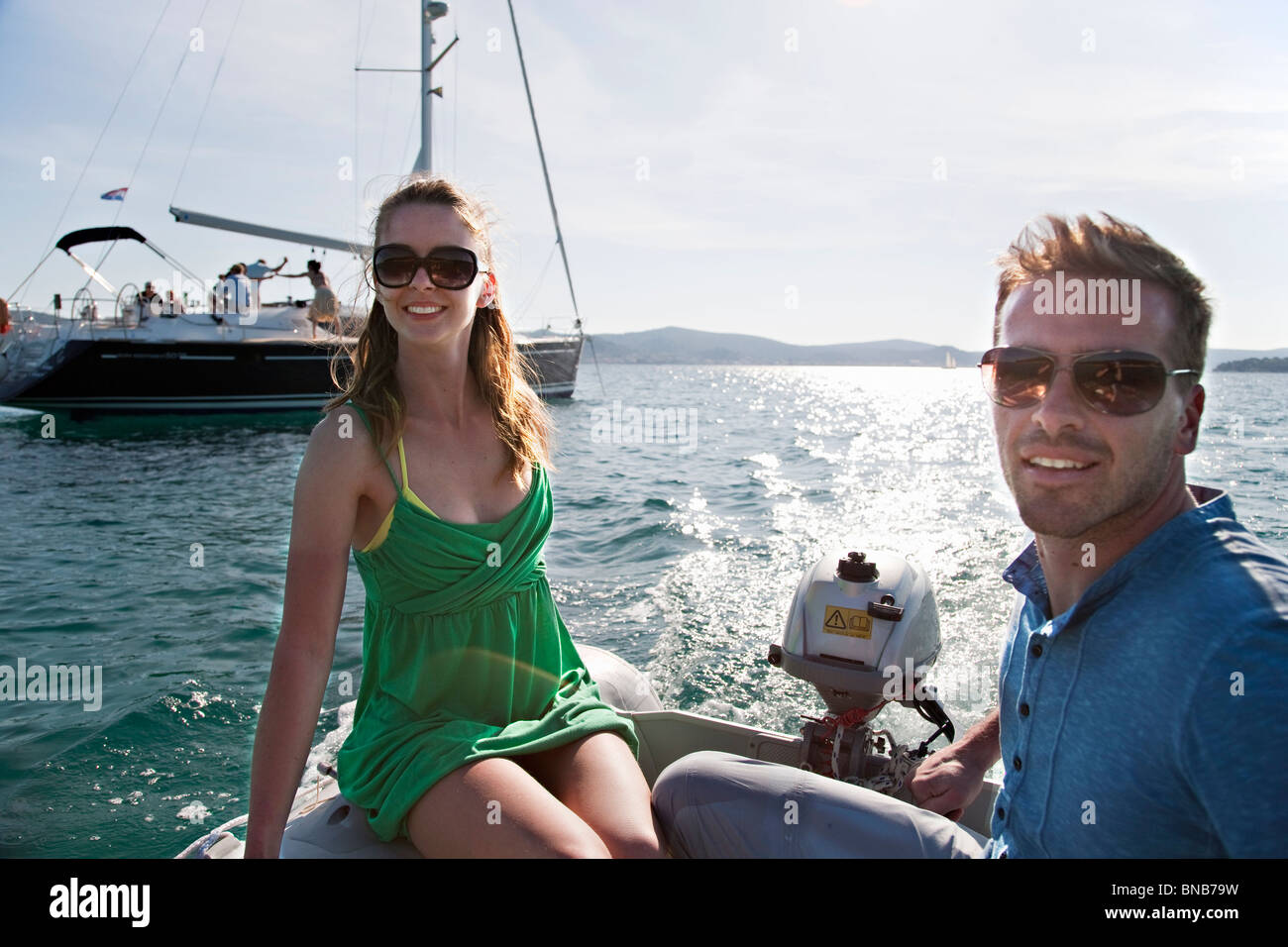 Mann und Frau in Yacht Jolle Stockfoto