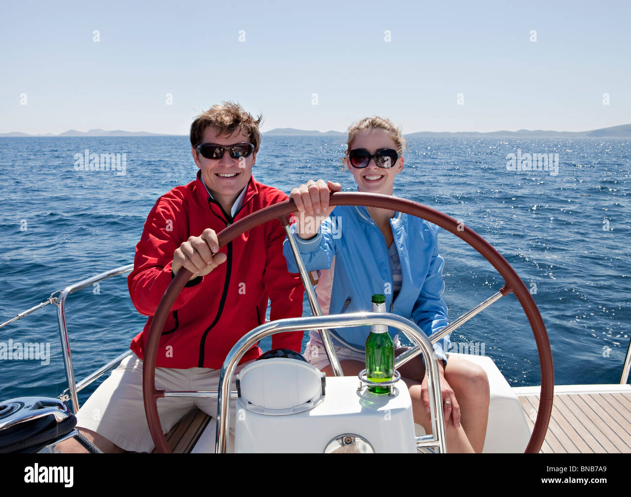 Mann und Frau Lenkung yacht Stockfoto