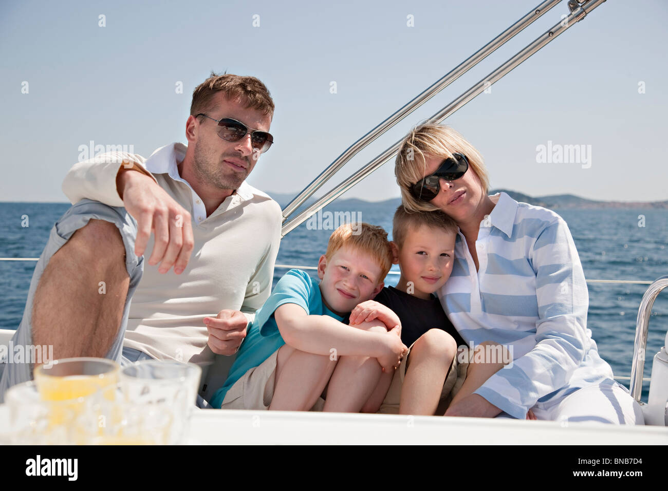 Familie Zusammensitzen auf yacht Stockfoto