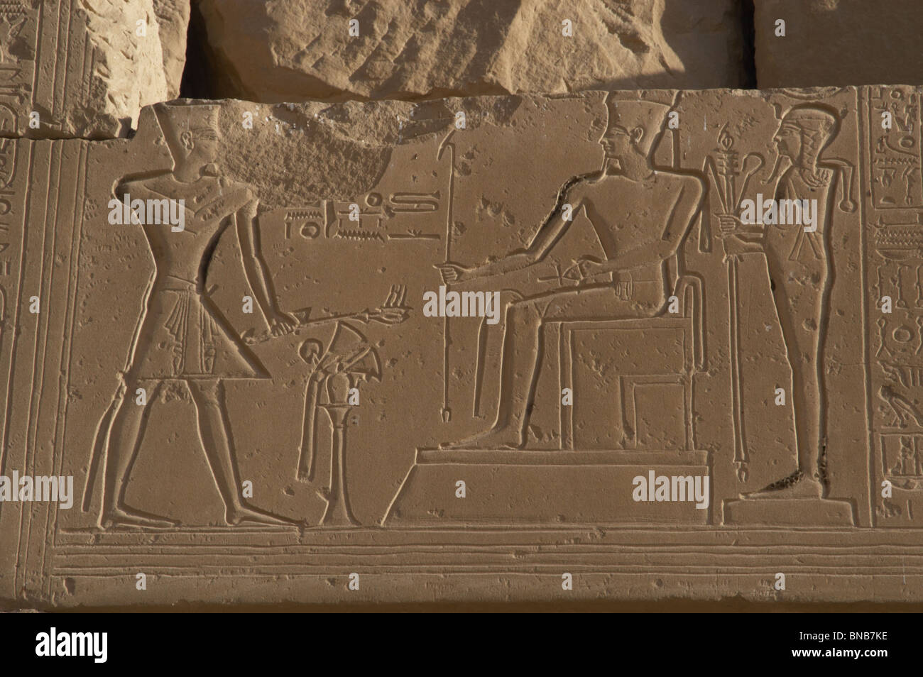 Ramesseum. Darstellung des Pharaos machen eine Opfergabe an die Götter Amon, sitzend, Relief und Ptah. Ägypten. Stockfoto