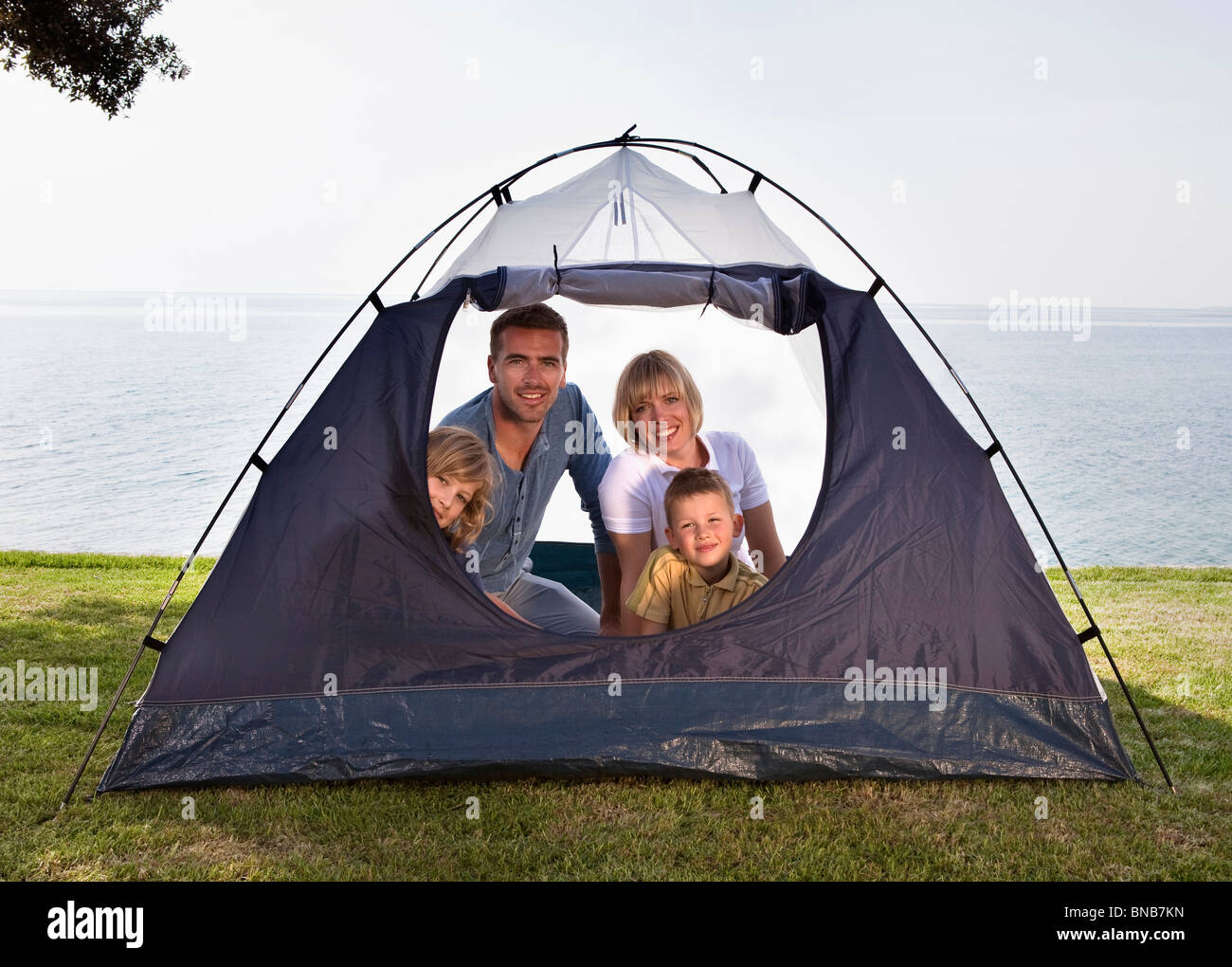 Familie camping mit Zelt auf dem Seeweg Stockfoto