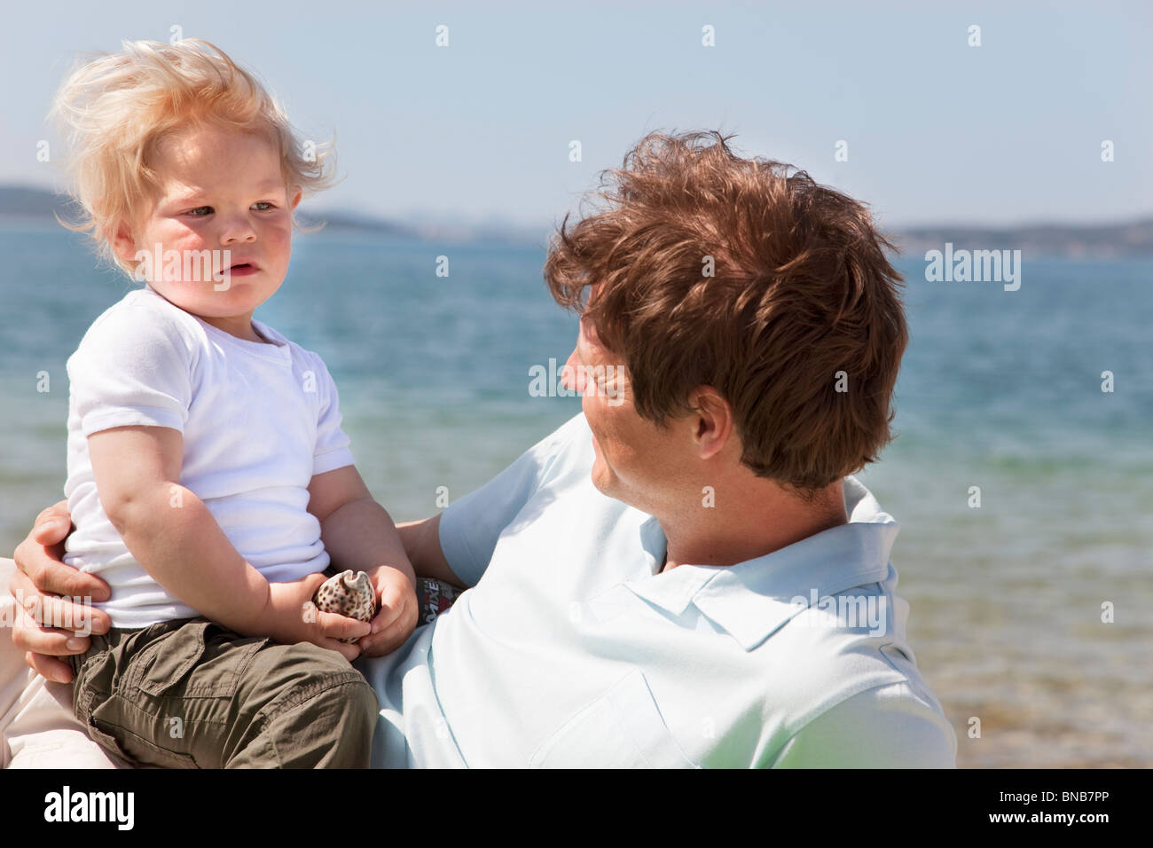Vater und Sohn am Strand Stockfoto