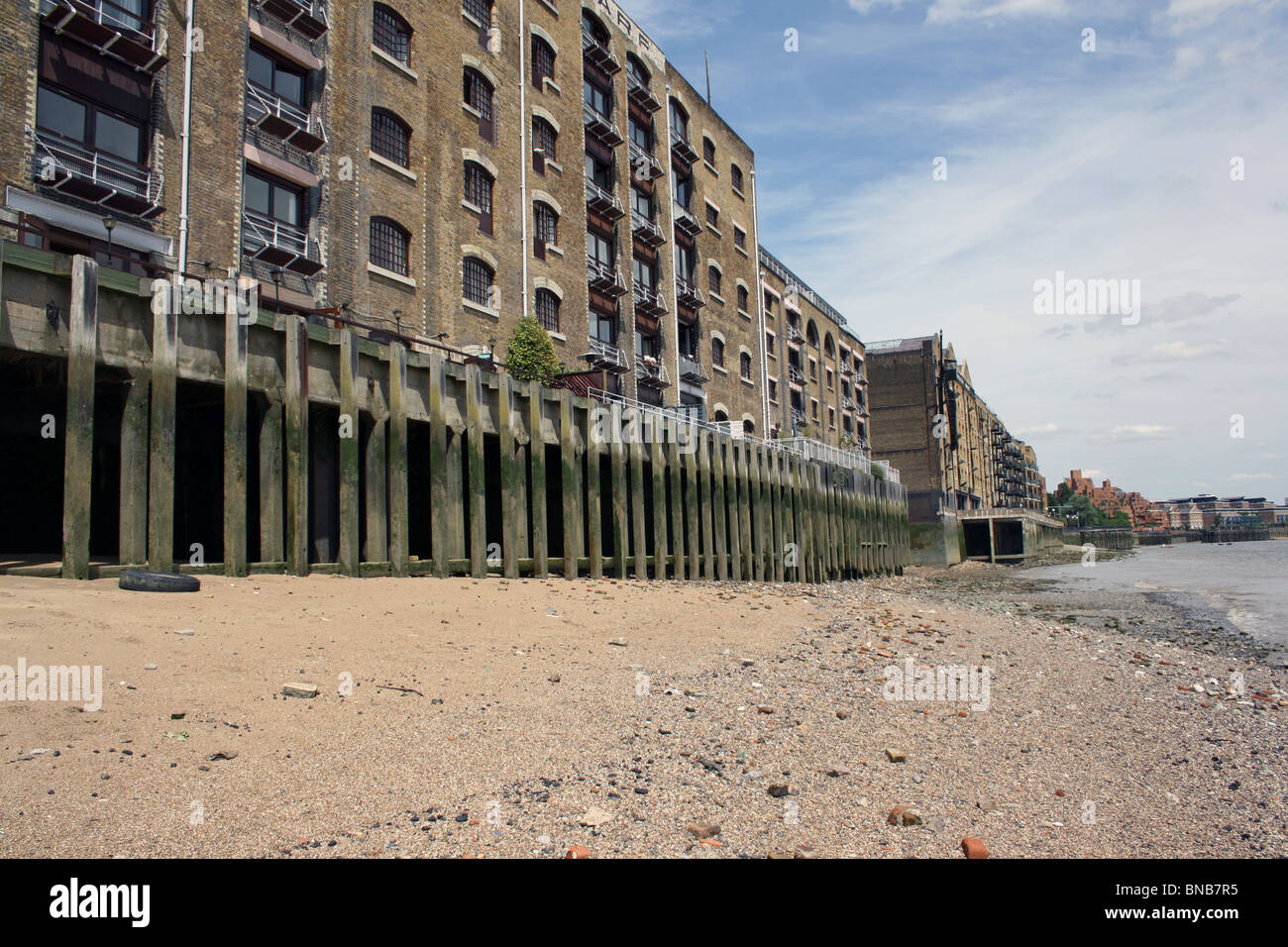 London Docklands, neue Kran Wharf Wapping Wand Stockfoto