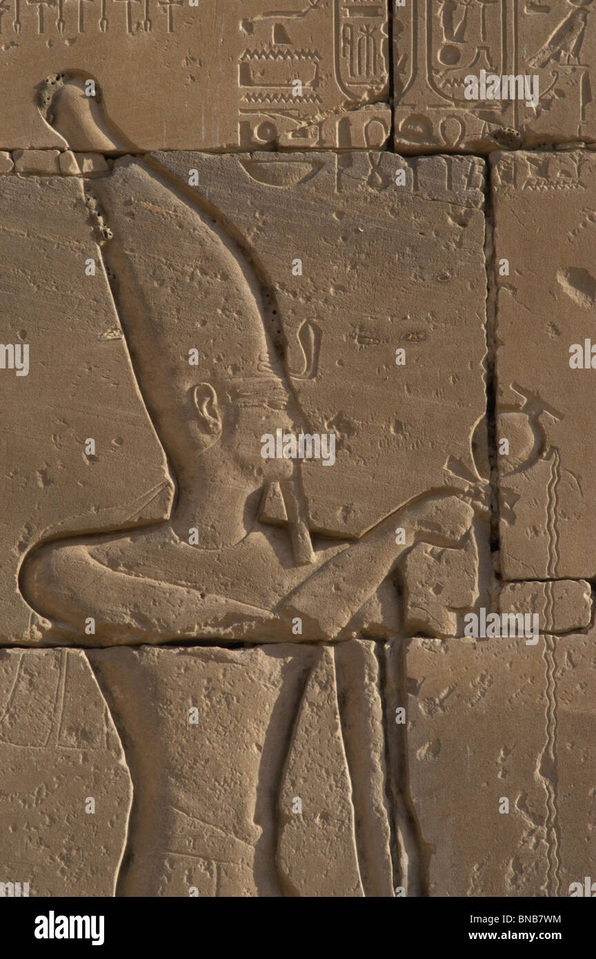 Relief Darstellung eines Pharaos Trankopfer an die Götter machen. Ramesseum. Ägypten. Stockfoto