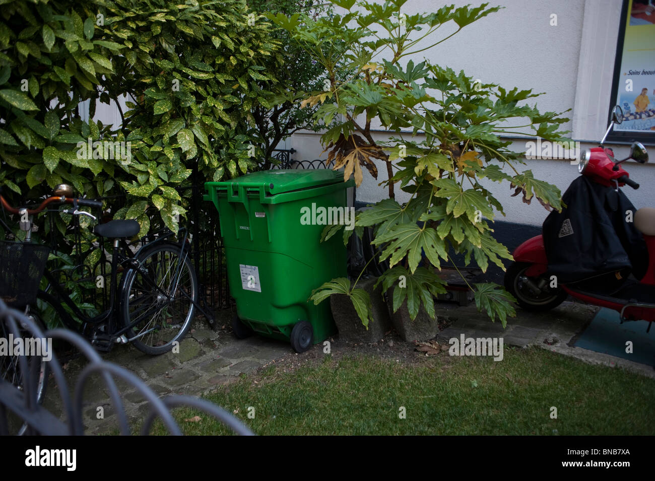 Fassadenwohnung, Garten, Paris, Frankreich, Eingang, Mülltonnen aus Kunststoff, Abfallbehälter vor dem Gebäude Stockfoto