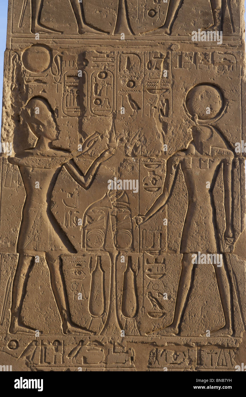 Relief Darstellung eines Pharaos Opfergaben des Gottes RA Ramesseum. Ägypten. Stockfoto