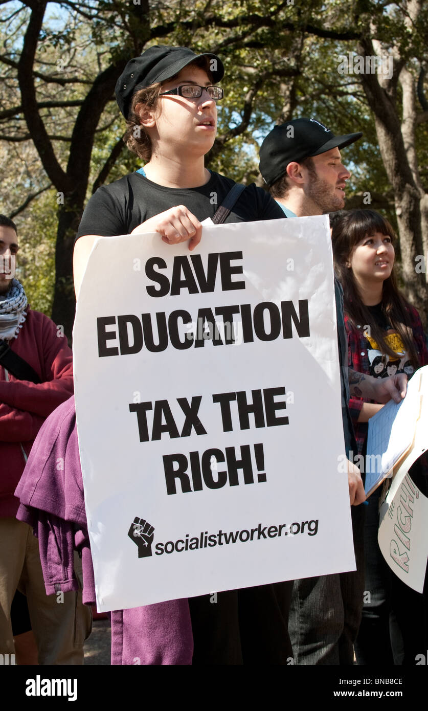 Studenten an der University of Texas-Austin nutzen Plakate auf dem Campus vorgeschlagene Kürzungen im staatlichen Finanzierung für die Hochschulbildung zu protestieren Stockfoto