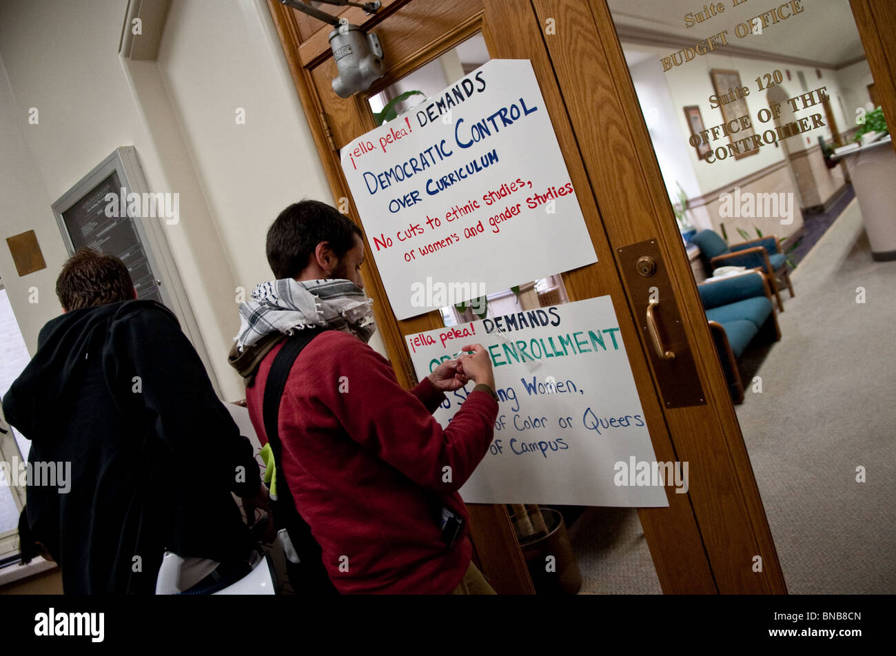 Studenten an der University of Texas-Austin nutzen Plakate auf dem Campus vorgeschlagene Kürzungen im staatlichen Finanzierung für die Hochschulbildung zu protestieren Stockfoto