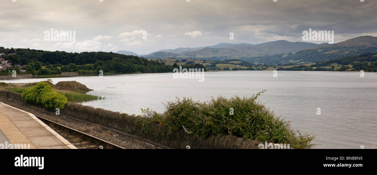 Großbritannien, Wales, Conway, Glan Conwy, Panoramablick auf Berge von Snowdonia über Afon Conwy Stockfoto