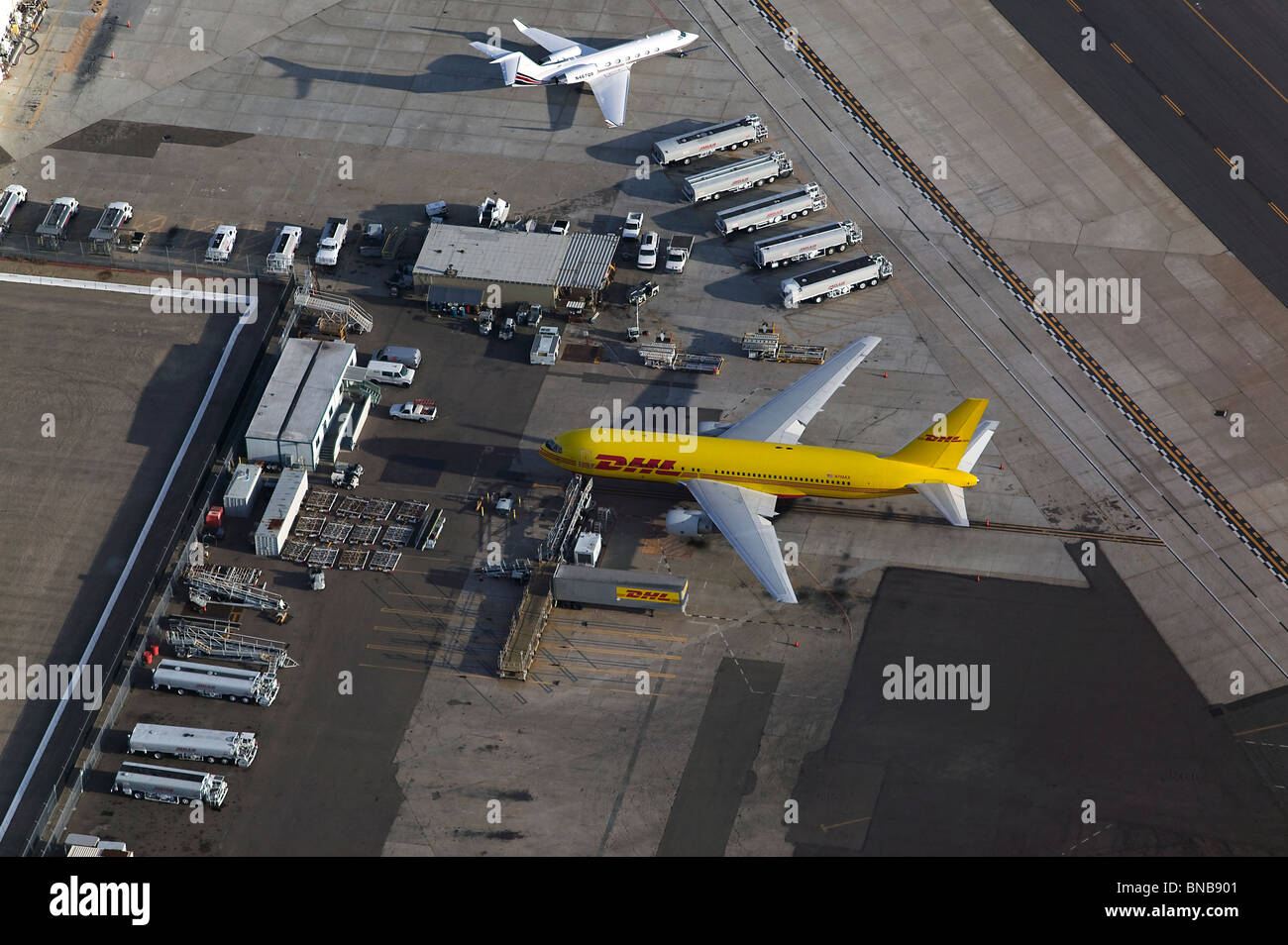 Luftaufnahme über DHL Jet San Diego internationaler Flughafen Lindbergh Field, Kalifornien Stockfoto