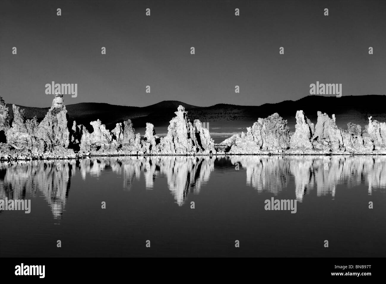 Tuffstein und Reflexionen in Mono Lake, Kalifornien Stockfoto