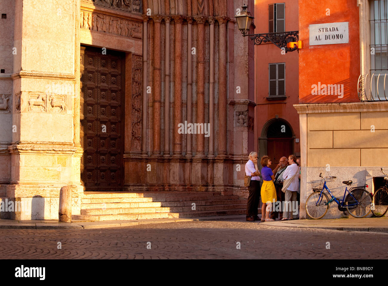 Freunde im Gespräch vor der Taufkapelle in Parma, Emilia-Romagna Italien Stockfoto