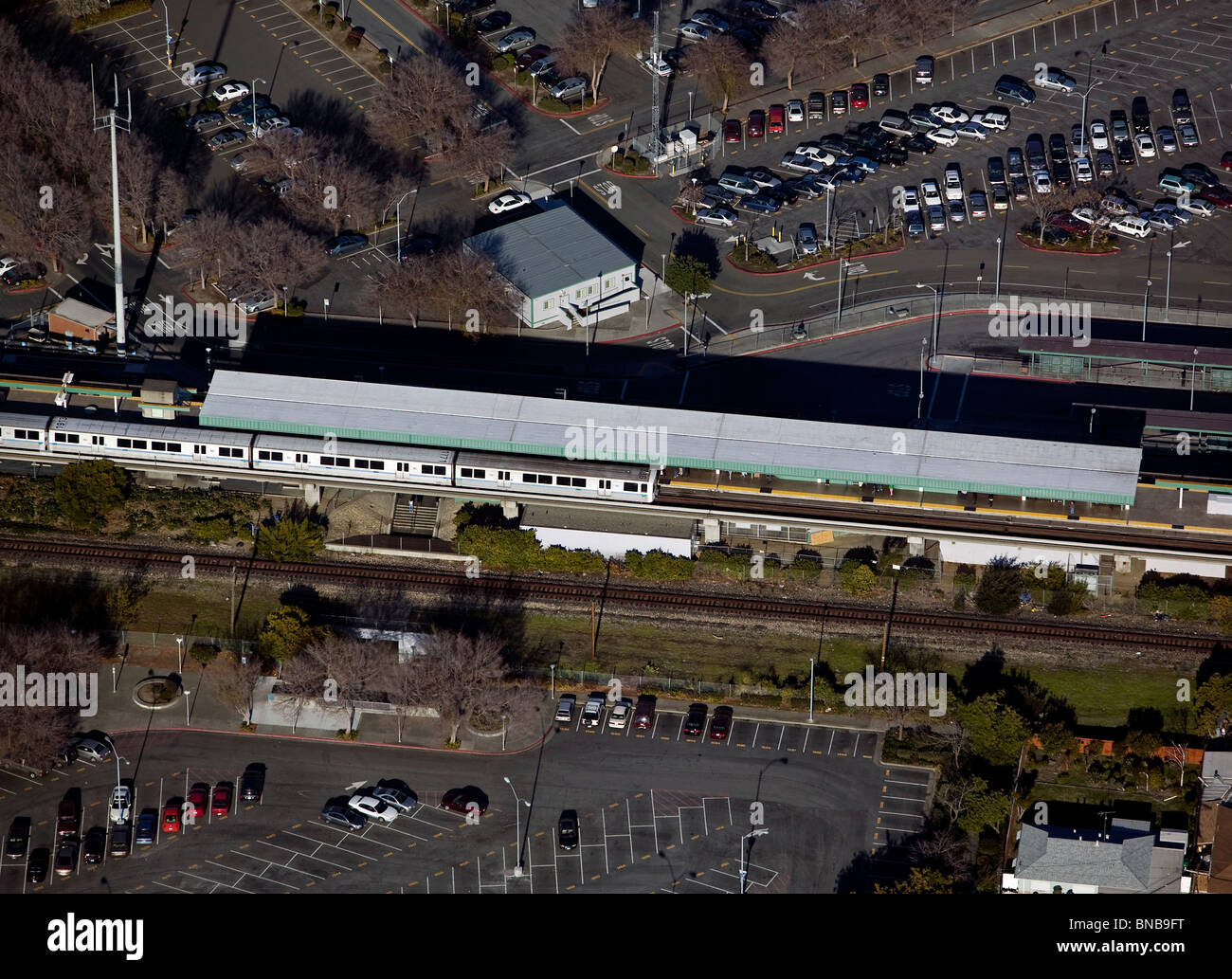 Luftaufnahme über dem Bay Area Rapid Transit BART Bahnhof San Leandro, Kalifornien Stockfoto