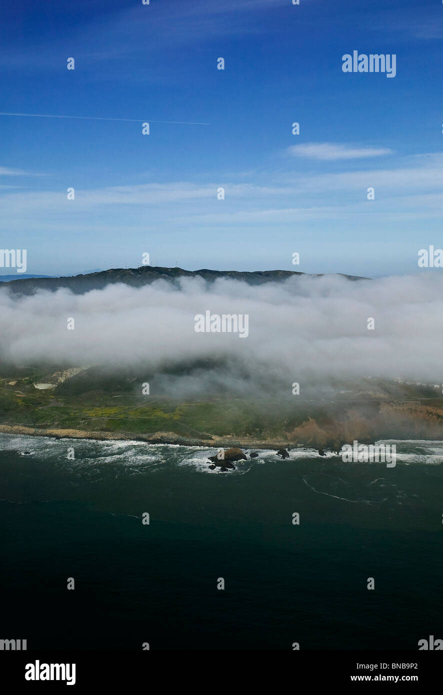 Luftaufnahme über dem Nebel Pazifikküste San Mateo county in Kalifornien Stockfoto