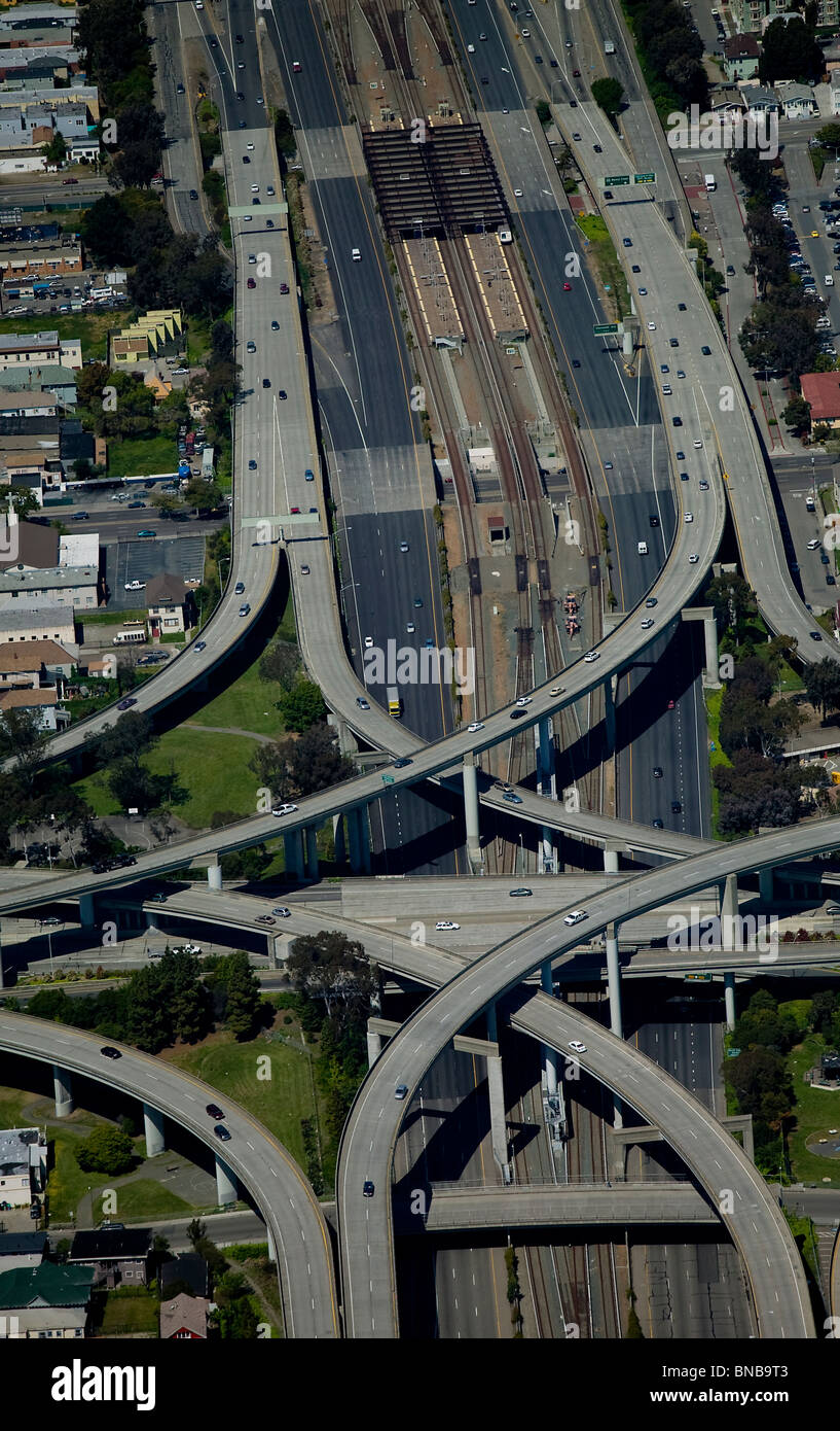 Luftaufnahme über dem Bay Area Rapid Transit BART Autobahn Kreuzung Berkeley California Stockfoto