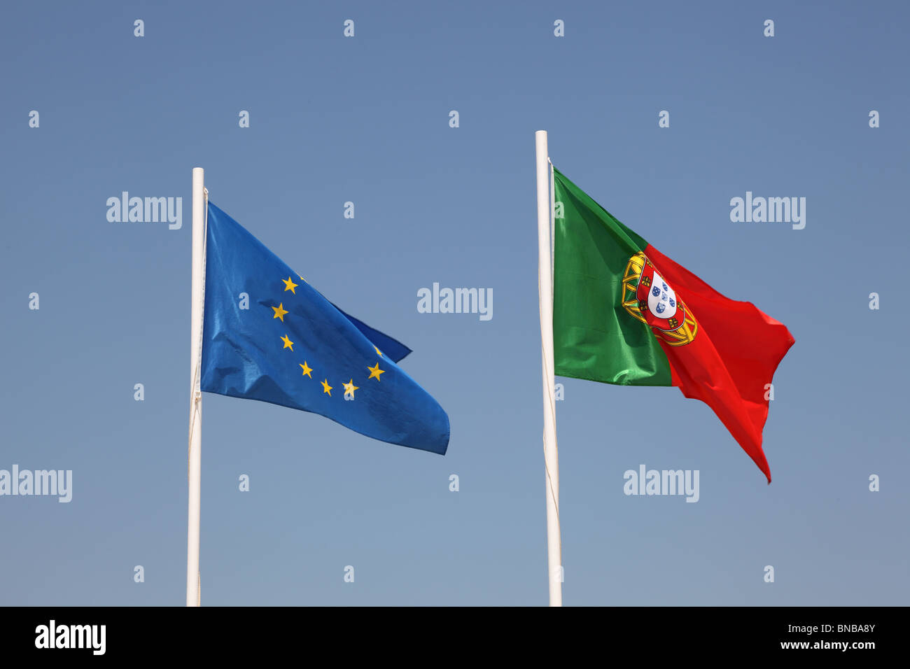 Portugiesischen und europäischen Flaggen gegen blauen Himmel Stockfoto
