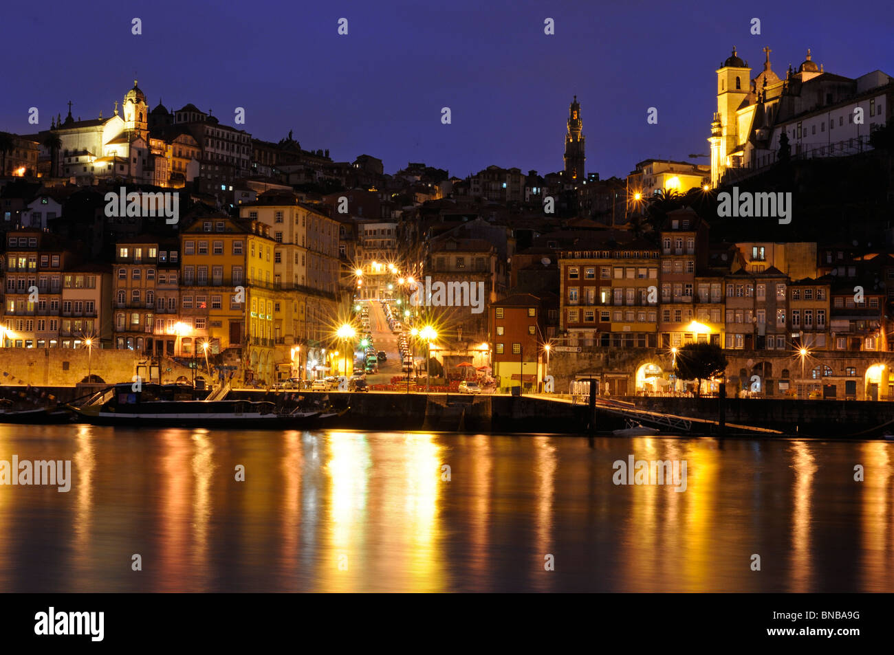Porto-Kathedralen in Ribeira Bezirk im Fluss Douro, Porto bei Nacht, Portugal Stockfoto