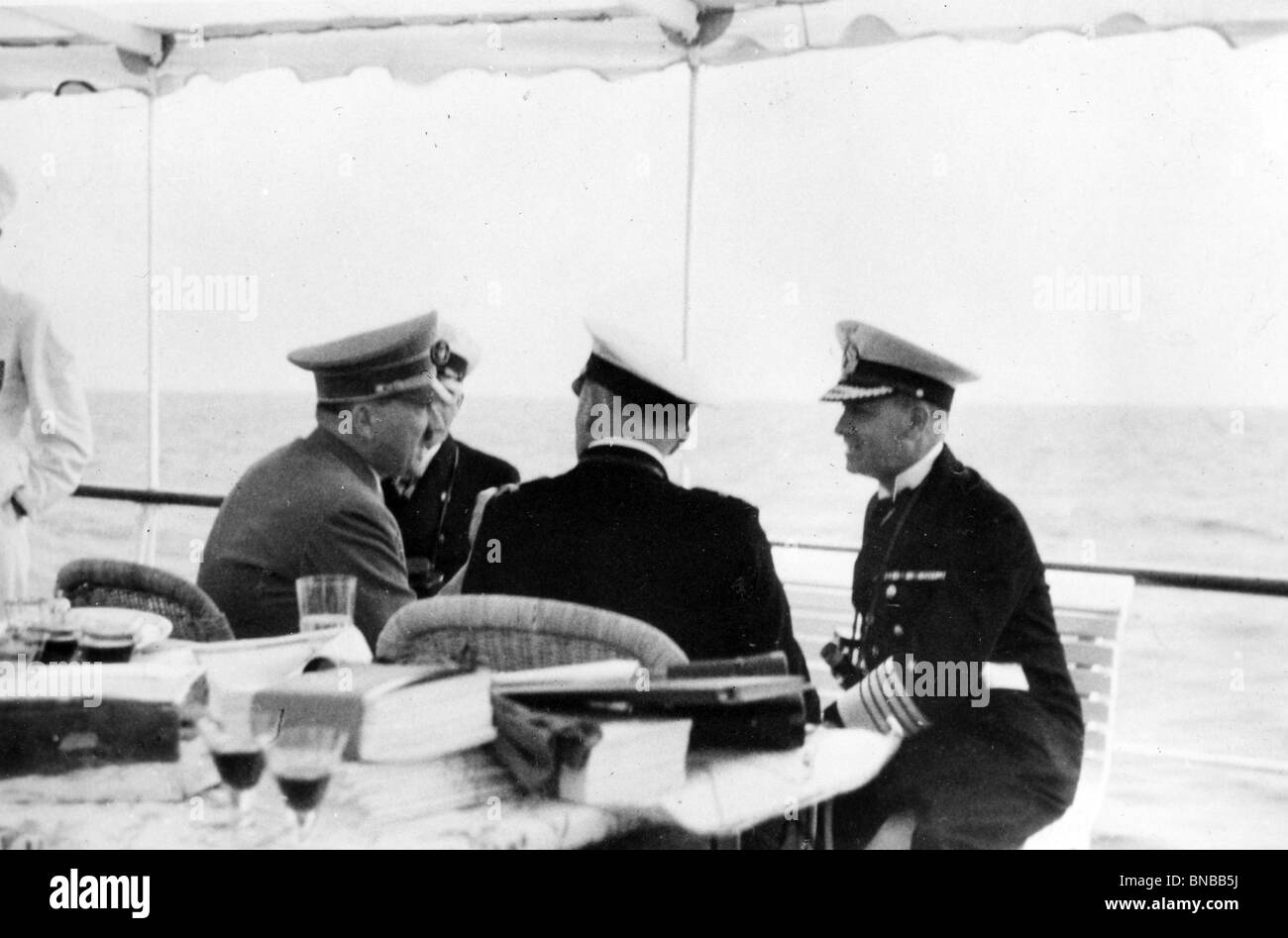 ADOLF HITLER auf der linken Seite mit Marinekommandanten einschließlich Karl Doenitz auf der rechten Seite Stockfoto