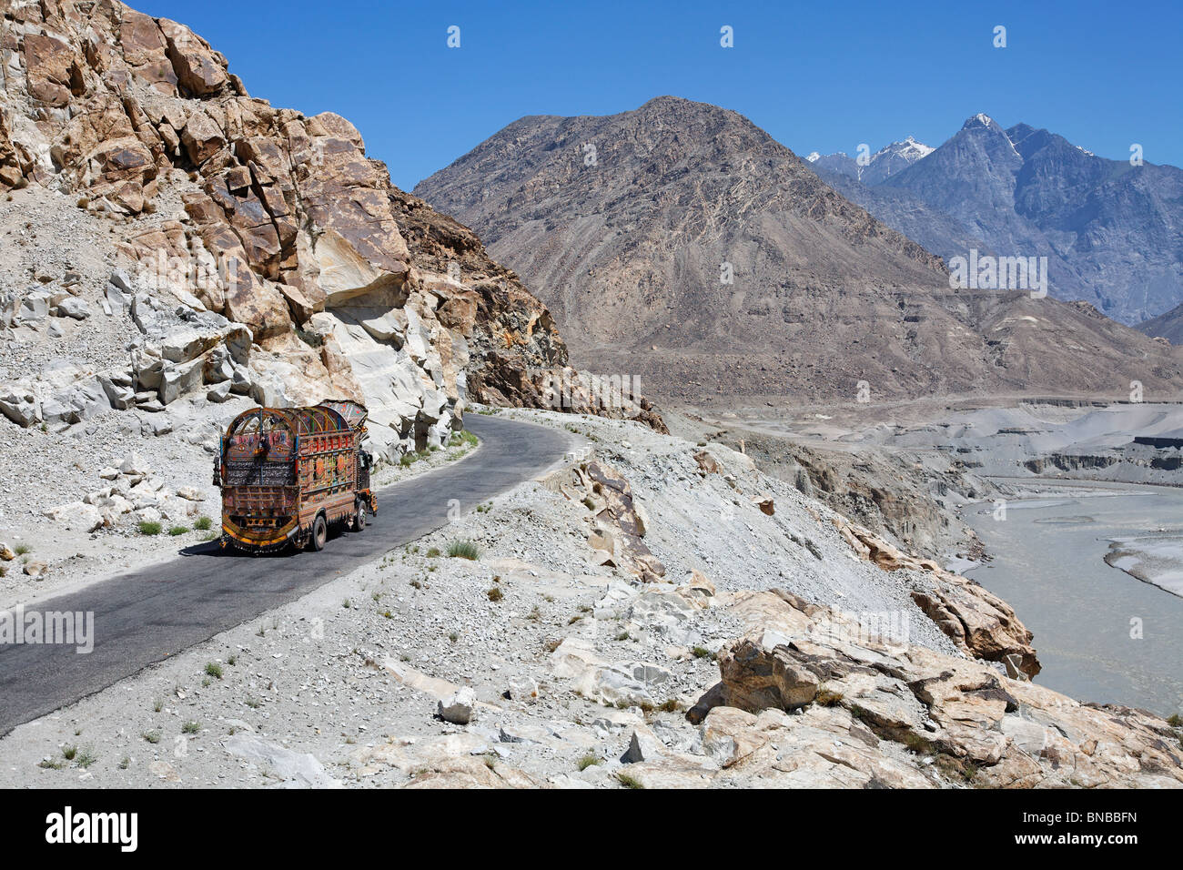 Bemalte Lastwagen auf dem Karakorum Highway, Gilgit-Baltistan, Pakistan Stockfoto