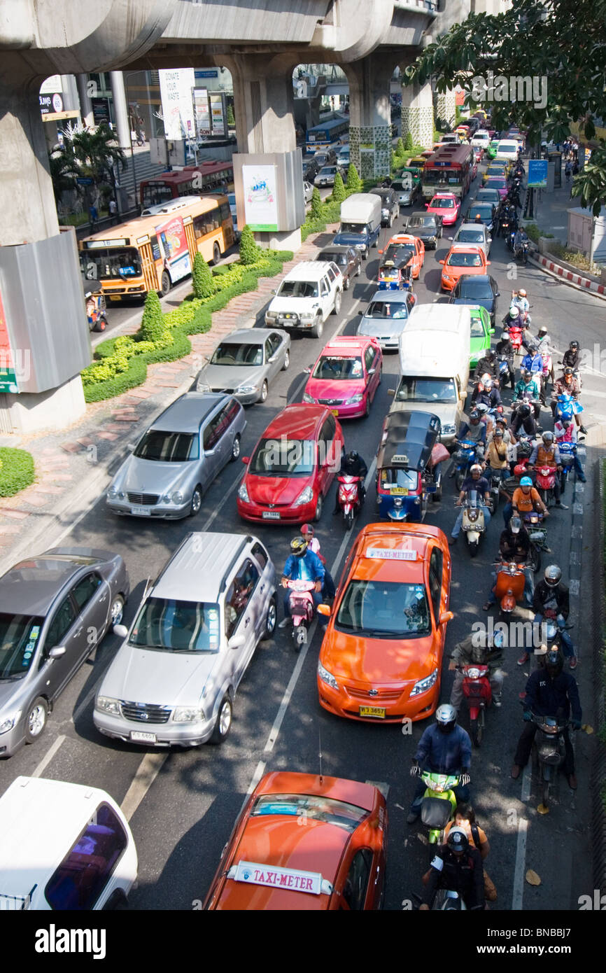 Verkehr auf einer verkehrsreichen Straße, Bangkok, Thailand Stockfoto