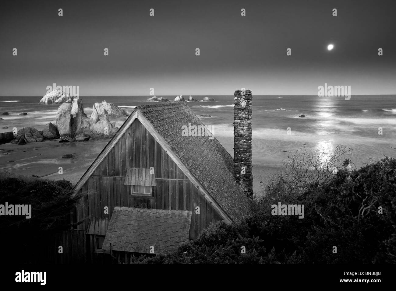 Kabine mit Blick auf Bandon Strand mit Mond gesetzt. Bandon, Oregon Stockfoto