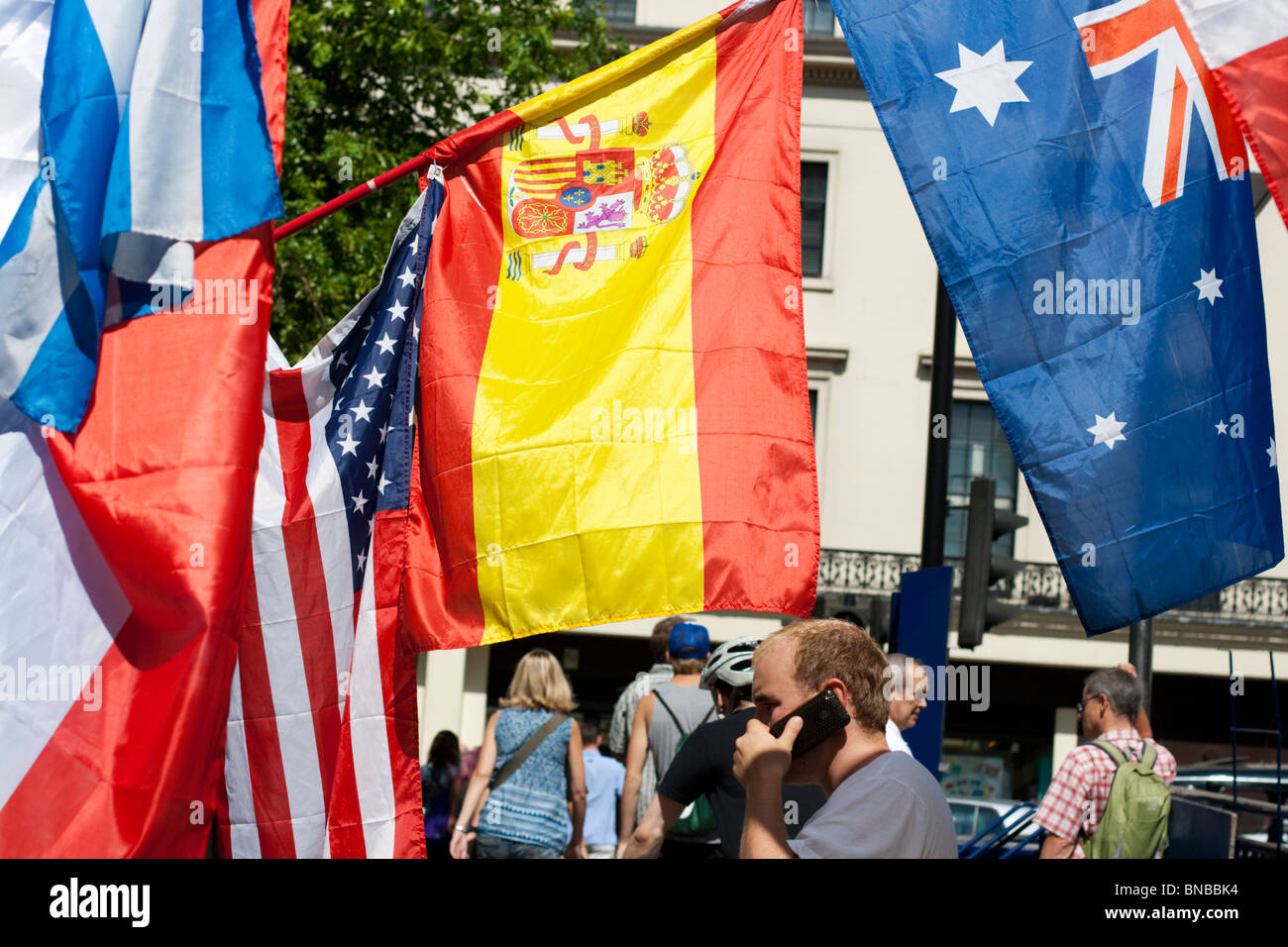 Nationalflaggen verschiedener Länder, die Teilnahme an der WM 2010, dargestellt in einem Stall, London, UK Stockfoto