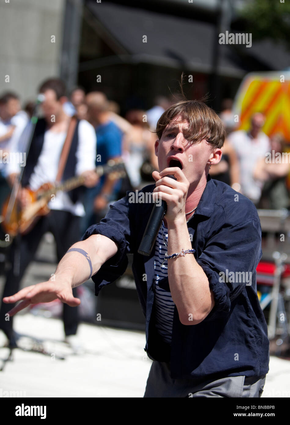 Portrait des Frontmanns der Rockband Call Me Animal bei einem öffentlichen Auftritt, London, England, UK. Stockfoto