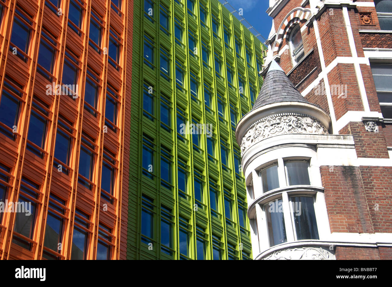 Centrral St Giles Komplex von Renzo Piano entworfen kontrastiert mit Türmchen von älteren Gebäude London England UK shop Stockfoto